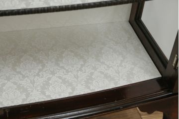 イギリスアンティーク　マホガニー材　シックな佇まいが魅力的なキャビネット(ガラスケース、ショーケース、キュリオケース、飾り棚、収納棚、戸棚、店舗什器、英国)(R-076500)