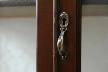 イギリスアンティーク　マホガニー材　シックな佇まいが魅力的なキャビネット(ガラスケース、ショーケース、キュリオケース、飾り棚、収納棚、戸棚、店舗什器、英国)(R-076500)