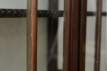 イギリスアンティーク　マホガニー材　シックな佇まいが魅力的なキャビネット(ガラスケース、ショーケース、キュリオケース、飾り棚、収納棚、戸棚、店舗什器、英国)(R-076500)
