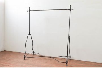 フランスビンテージ　緩やかなカーブを描く脚がお洒落な真鍮(しんちゅう)とアイアンのハンガーラック(ポールハンガー、洋服掛け、コート掛け、店舗什器、ヴィンテージ)(R-076502)