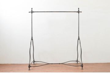 フランスビンテージ　緩やかなカーブを描く脚がお洒落な真鍮(しんちゅう)とアイアンのハンガーラック(ポールハンガー、洋服掛け、コート掛け、店舗什器、ヴィンテージ)(R-076502)