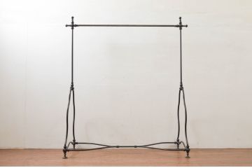 フランスビンテージ　緩やかなカーブを描く脚がお洒落な真鍮(しんちゅう)とアイアンのハンガーラック(ポールハンガー、洋服掛け、コート掛け、店舗什器、ヴィンテージ)(R-076503)