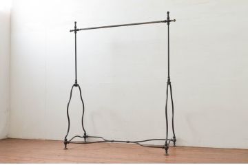 フランスビンテージ　緩やかなカーブを描く脚がお洒落な真鍮(しんちゅう)とアイアンのハンガーラック(ポールハンガー、洋服掛け、コート掛け、店舗什器、ヴィンテージ)(R-076504)