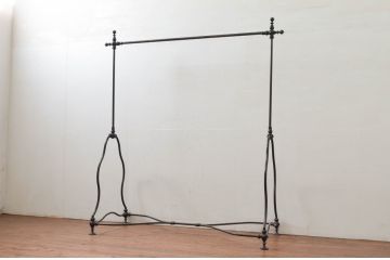フランスビンテージ　緩やかなカーブを描く脚がお洒落な真鍮(しんちゅう)とアイアンのハンガーラック(ポールハンガー、洋服掛け、コート掛け、店舗什器、ヴィンテージ)(R-076505)