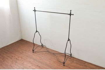 フランスビンテージ　緩やかなカーブを描く脚がお洒落な真鍮(しんちゅう)とアイアンのハンガーラック(ポールハンガー、洋服掛け、コート掛け、店舗什器、ヴィンテージ)(R-076505)