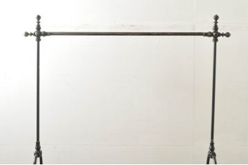 フランスビンテージ　緩やかなカーブを描く脚がお洒落な真鍮(しんちゅう)とアイアンのハンガーラック(ポールハンガー、洋服掛け、コート掛け、店舗什器、ヴィンテージ)(R-076508)