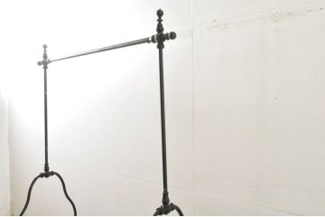 フランスビンテージ　緩やかなカーブを描く脚がお洒落な真鍮(しんちゅう)とアイアンのハンガーラック(ポールハンガー、洋服掛け、コート掛け、店舗什器、ヴィンテージ)(R-076508)
