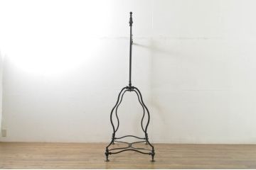 フランスビンテージ　緩やかなカーブを描く脚がお洒落な真鍮(しんちゅう)とアイアンのハンガーラック(ポールハンガー、洋服掛け、コート掛け、店舗什器、ヴィンテージ)(R-076509)