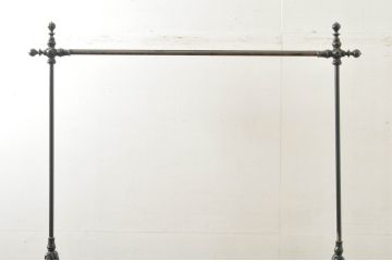 フランスビンテージ　緩やかなカーブを描く脚がお洒落な真鍮(しんちゅう)とアイアンのハンガーラック(ポールハンガー、洋服掛け、コート掛け、店舗什器、ヴィンテージ)(R-076517)
