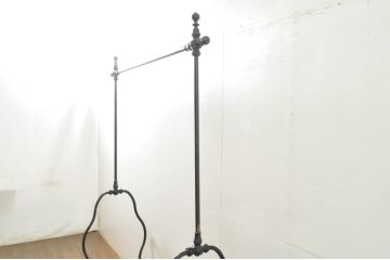 フランスビンテージ　緩やかなカーブを描く脚がお洒落な真鍮(しんちゅう)とアイアンのハンガーラック(ポールハンガー、洋服掛け、コート掛け、店舗什器、ヴィンテージ)(R-076517)