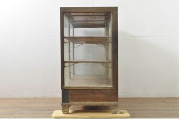 和製アンティーク　楢(ナラ)材　ノスタルジックな雰囲気漂う引き出し3杯付きガラスケース(Gケース、ショーケース、ディスプレイケース、コレクションケース、飾り棚、陳列棚、店舗什器)(R-076527)