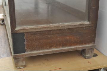 和製アンティーク　楢(ナラ)材　ノスタルジックな雰囲気漂う引き出し3杯付きガラスケース(Gケース、ショーケース、ディスプレイケース、コレクションケース、飾り棚、陳列棚、店舗什器)(R-076527)