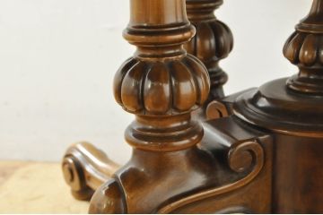 中古　スペイン製　バロッサバレンティ(VARO,S.A. VALENTI)　重厚でクラシカルな佇まいが目を惹くオーバルダイニングテーブル(オーバルテーブル、食卓、4人掛け、6人掛け)(定価約150万円)(R-076528)