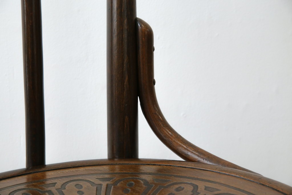 アンティーク家具　ポーランド　MUNDUS and J&J Kohn Ltd(ムンダス&ヤコブ・ヨゼフコーン社)　しなやかなループを描く曲げ木のデザインが美しいベントウッドチェア　(R-076531)