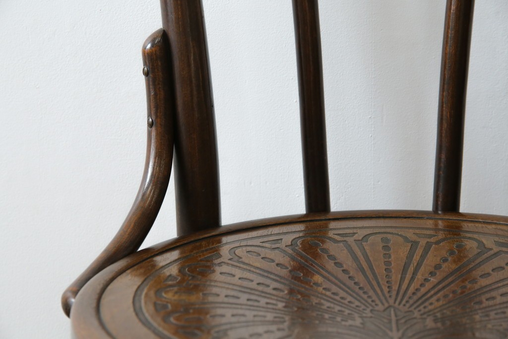 アンティーク家具　ポーランド　MUNDUS and J&J Kohn Ltd(ムンダス&ヤコブ・ヨゼフコーン社)　しなやかなループを描く曲げ木のデザインが美しいベントウッドチェア　(R-076531)