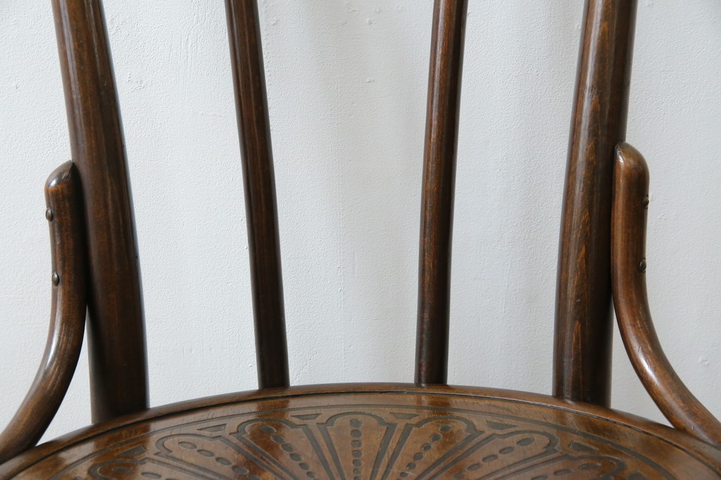 アンティーク家具　ポーランド　MUNDUS and J&J Kohn Ltd(ムンダス&ヤコブ・ヨゼフコーン社)　しなやかなループを描く曲げ木のデザインが美しいベントウッドチェア　(R-076531)