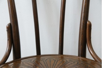 アンティーク家具　ポーランド　MUNDUS and J&J Kohn Ltd(ムンダス&ヤコブ・ヨゼフコーン社)　しなやかなループを描く曲げ木のデザインが美しいベントウッドチェア　(R-076531)