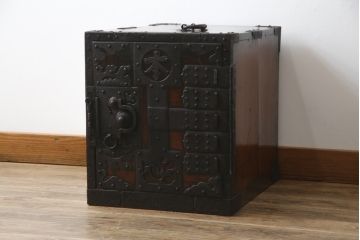 和製アンティーク　前面欅(ケヤキ)材　掛硯型　時代の流れを感じる佇まいが魅力的な佐渡船箪笥(舟箪笥、懸硯型、和箪笥、時代箪笥、小物収納)(R-076543)