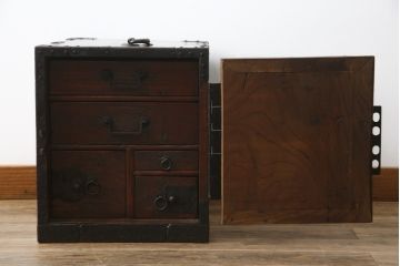 和製アンティーク　前面欅(ケヤキ)材　掛硯型　時代の流れを感じる佇まいが魅力的な佐渡船箪笥(舟箪笥、懸硯型、和箪笥、時代箪笥、小物収納)(R-076543)