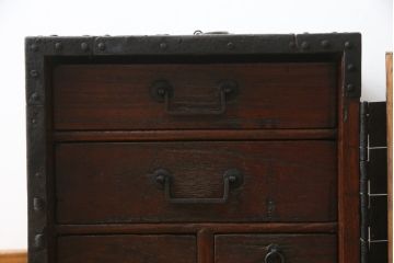 和製アンティーク　前面欅(ケヤキ)材　掛硯型　時代の流れを感じる佇まいが魅力的な佐渡船箪笥(舟箪笥、懸硯型、和箪笥、時代箪笥、小物収納)(R-076543)