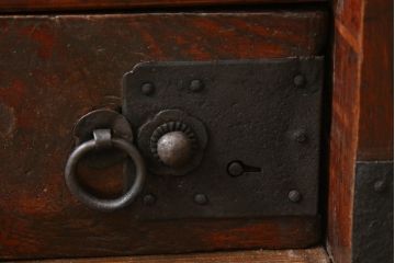 和製アンティーク　前面欅(ケヤキ)材　掛硯型　時代の流れを感じる佇まいが魅力的な佐渡船箪笥(舟箪笥、懸硯型、和箪笥、時代箪笥、小物収納)(R-076543)