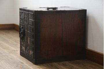 和製アンティーク　前面欅(ケヤキ)材　掛硯型　時代の流れを感じる佇まいが魅力的な佐渡船箪笥(舟箪笥、懸硯型、和箪笥、時代箪笥、小物収納)(R-076543)