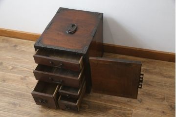 和製アンティーク　前面欅(ケヤキ)材　掛硯型　時代の流れを感じる佇まいが魅力的な佐渡船箪笥(舟箪笥、懸硯型、和箪笥、時代箪笥、小物収納)(R-076543)