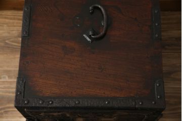 和製アンティーク　前面欅(ケヤキ)材　掛硯型　時代の流れを感じる佇まいが魅力的な佐渡船箪笥(舟箪笥、懸硯型、和箪笥、時代箪笥、小物収納)(R-076543)
