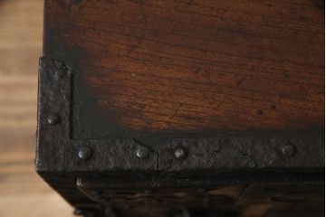 和製アンティーク　前面欅(ケヤキ)材　掛硯型　時代の流れを感じる佇まいが魅力的な佐渡船箪笥(舟箪笥、懸硯型、和箪笥、時代箪笥、小物収納)(R-076543)