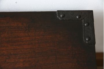 和製アンティーク　前面欅(ケヤキ)材　掛硯型　時代の流れを感じる佇まいが魅力的な佐渡船箪笥(舟箪笥、懸硯型、和箪笥、時代箪笥、小物収納)(R-076543)