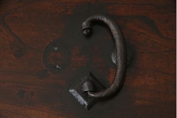 和製アンティーク　前面欅(ケヤキ)材　掛硯型　時代の流れを感じる佇まいが魅力的な佐渡船箪笥(舟箪笥、懸硯型、和箪笥、時代箪笥、小物収納)(R-076543)