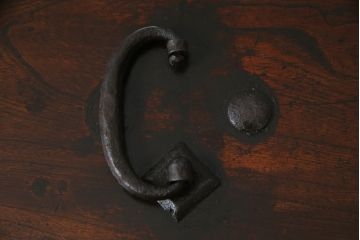 和製アンティーク　前面欅(ケヤキ)材　掛硯型　時代の流れを感じる佇まいが魅力的な佐渡船箪笥(舟箪笥、懸硯型、和箪笥、時代箪笥、小物収納)(R-076543)