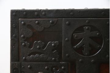 和製アンティーク　前面欅(ケヤキ)材　掛硯型　時代の流れを感じる佇まいが魅力的な佐渡船箪笥(舟箪笥、懸硯型、和箪笥、時代箪笥、小物収納)(R-076543)