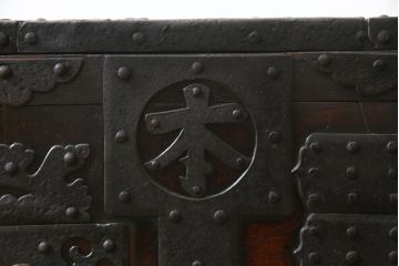 和製アンティーク　前面欅(ケヤキ)材　掛硯型　時代の流れを感じる佇まいが魅力的な佐渡船箪笥(舟箪笥、懸硯型、和箪笥、時代箪笥、小物収納)(R-076543)