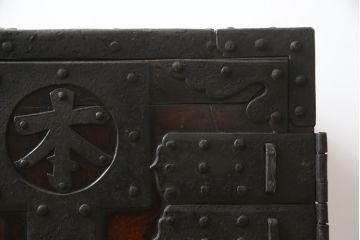 和製アンティーク　前面欅(ケヤキ)材　掛硯型　時代の流れを感じる佇まいが魅力的な佐渡船箪笥(舟箪笥、懸硯型、和箪笥、時代箪笥、小物収納)(R-076543)