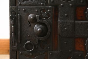 和製アンティーク　前面欅(ケヤキ)材　掛硯型　時代の流れを感じる佇まいが魅力的な佐渡船箪笥(舟箪笥、懸硯型、和箪笥、時代箪笥、小物収納)(R-076543)