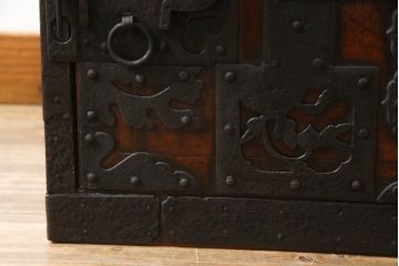 和製アンティーク　前面欅(ケヤキ)材　掛硯型　時代の流れを感じる佇まいが魅力的な佐渡船箪笥(舟箪笥、懸硯型、和箪笥、時代箪笥、小物収納)(R-076543)