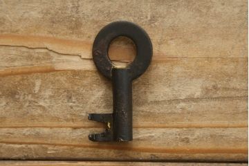 和製アンティーク　前面欅(ケヤキ)材　掛硯型　時代の流れを感じる佇まいが魅力的な佐渡船箪笥(舟箪笥、懸硯型、和箪笥、時代箪笥、小物収納)(R-076543)