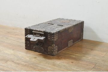 和製アンティーク　時代の流れを感じる風合いが味わい深い金具の立派な千両箱(船箪笥、銭箱、銭函、舟箪笥、木箱、古箪笥)(R-076544)