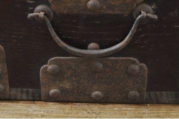 和製アンティーク　時代の流れを感じる風合いが味わい深い金具の立派な千両箱(船箪笥、銭箱、銭函、舟箪笥、木箱、古箪笥)(R-076544)