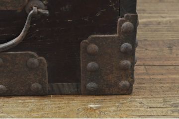 和製アンティーク　時代の流れを感じる風合いが味わい深い金具の立派な千両箱(船箪笥、銭箱、銭函、舟箪笥、木箱、古箪笥)(R-076544)
