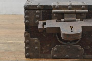 和製アンティーク　時代の流れを感じる風合いが味わい深い金具の立派な千両箱(船箪笥、銭箱、銭函、舟箪笥、木箱、古箪笥)(R-076544)