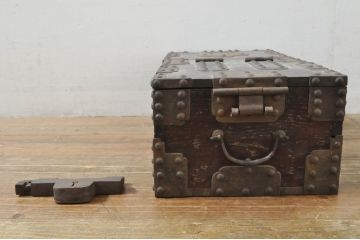 和製アンティーク　時代の流れを感じる風合いが味わい深い金具の立派な千両箱(船箪笥、銭箱、銭函、舟箪笥、木箱、古箪笥)(R-076544)