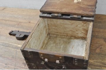 和製アンティーク　時代の流れを感じる風合いが味わい深い金具の立派な千両箱(船箪笥、銭箱、銭函、舟箪笥、木箱、古箪笥)(R-076544)