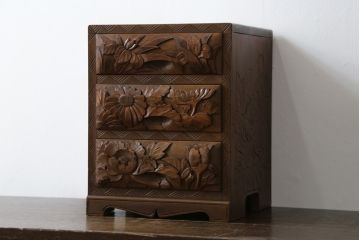 中古　日光彫り　菖蒲・菊・牡丹　三種の花の彫りが美しい小引き出し(卓上収納、小物収納)(R-076545)