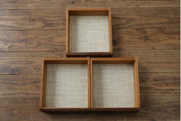中古　日光彫り　菖蒲・菊・牡丹　三種の花の彫りが美しい小引き出し(卓上収納、小物収納)(R-076545)