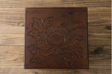 中古　日光彫り　菖蒲・菊・牡丹　三種の花の彫りが美しい小引き出し(卓上収納、小物収納)(R-076545)