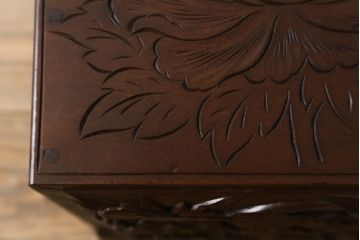 中古　日光彫り　菖蒲・菊・牡丹　三種の花の彫りが美しい小引き出し(卓上収納、小物収納)(R-076545)