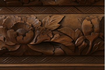 中古　日光彫り　菖蒲・菊・牡丹　三種の花の彫りが美しい小引き出し(卓上収納、小物収納)(R-076545)