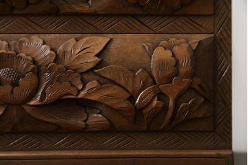 中古　日光彫り　菖蒲・菊・牡丹　三種の花の彫りが美しい小引き出し(卓上収納、小物収納)(R-076545)